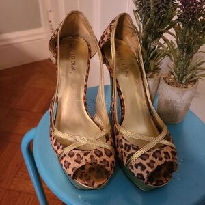 Gold and leopard slight platform heels 7.5 hp 🔥🔥😋